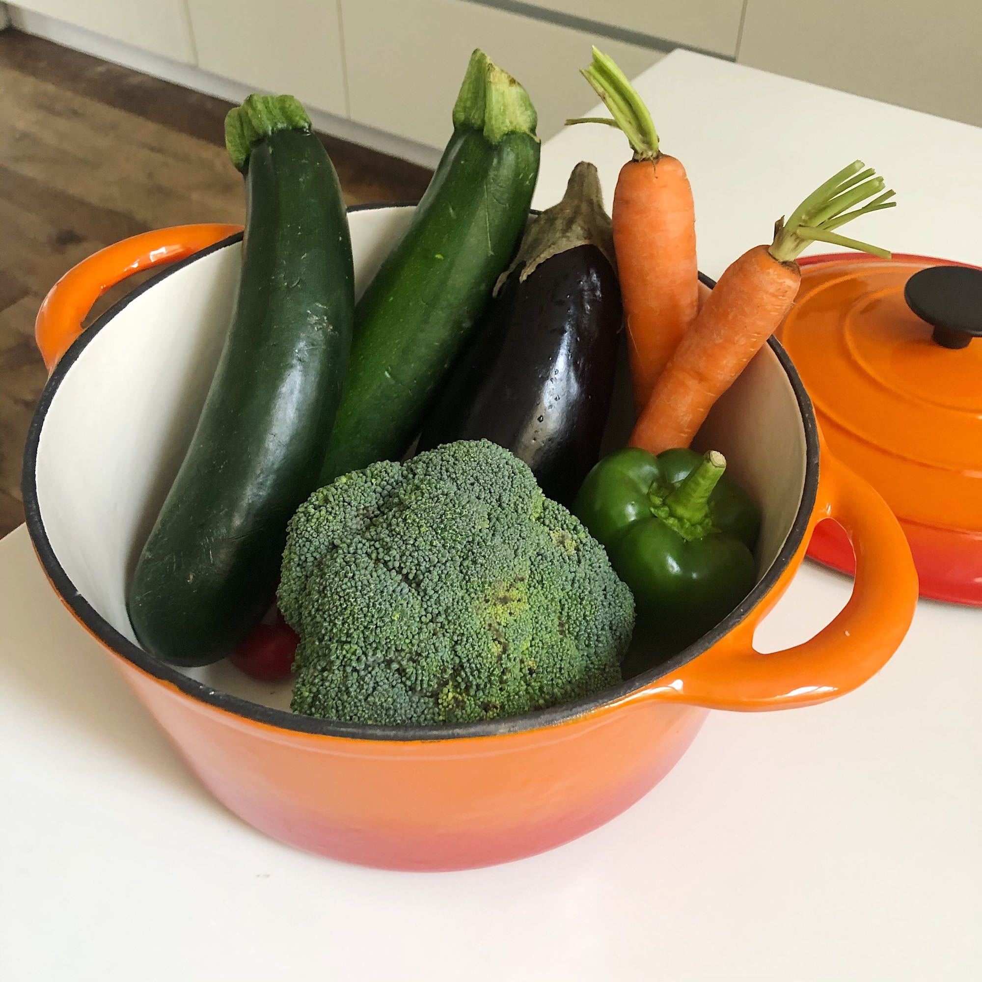 Round Dutch Oven Casserole Dish - Orange Cast Iron 26cm / 10.2 Inch